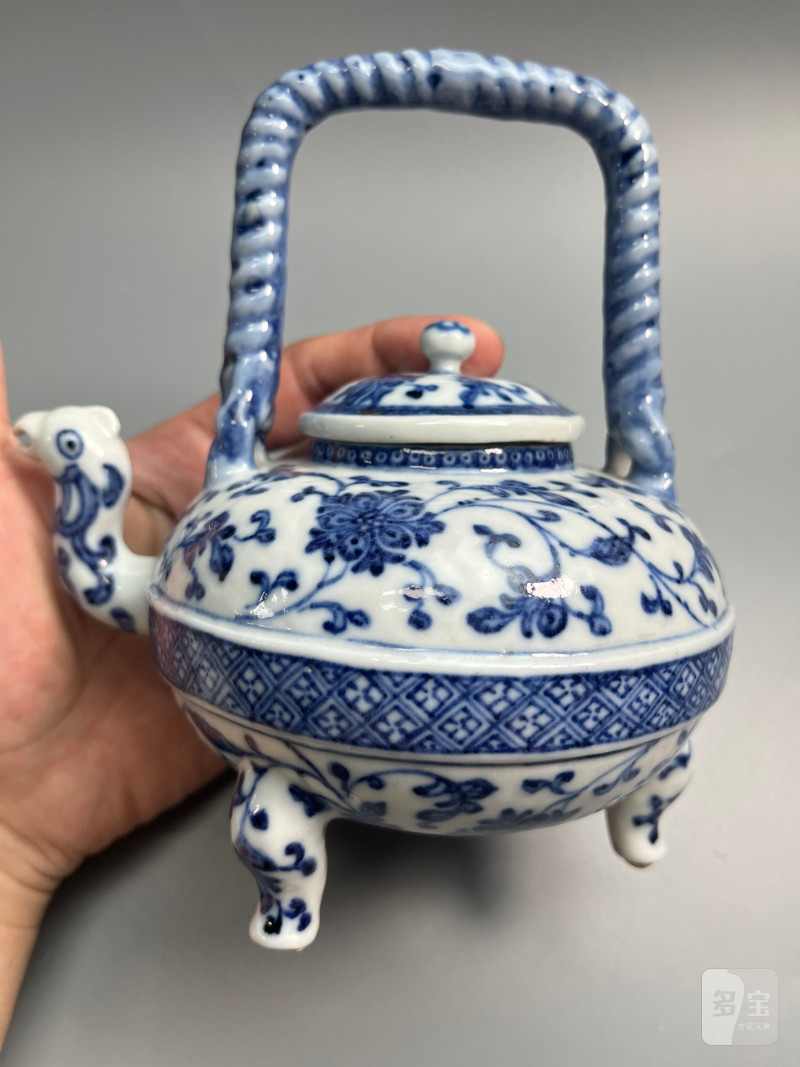 清乾隆  青花缠枝莲纹小盉壶（带木座） - 图12